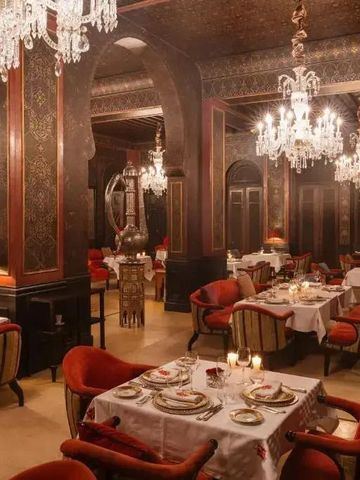 Opulenter Speisesaal mit prunkvollen Kronleuchtern und edler Tischdekoration