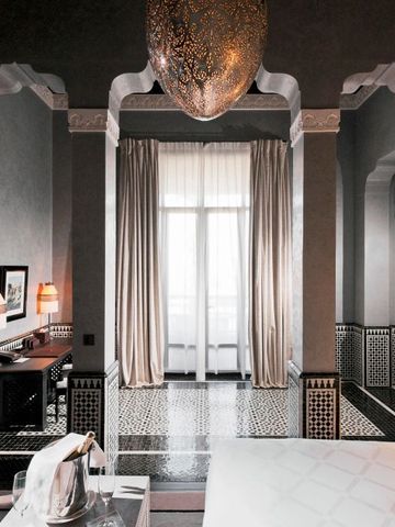 Moderne Suite mit eleganter Einrichtung und Balkonzugang