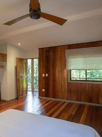 Geräumiges Hotelzimmer mit Holzboden und Deckenventilator