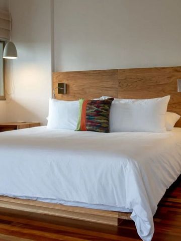 Geräumiges Zimmer mit Holzdekor und großem Bett