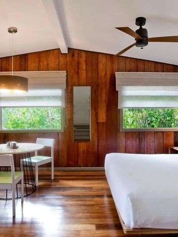 Hotelzimmer mit Holzverkleidung und Essbereich