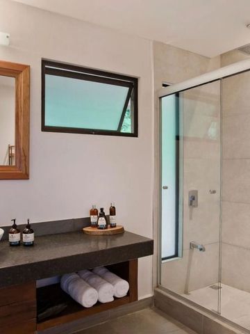 Modernes Badezimmer mit Glasdusche und eleganter Waschtischplatte