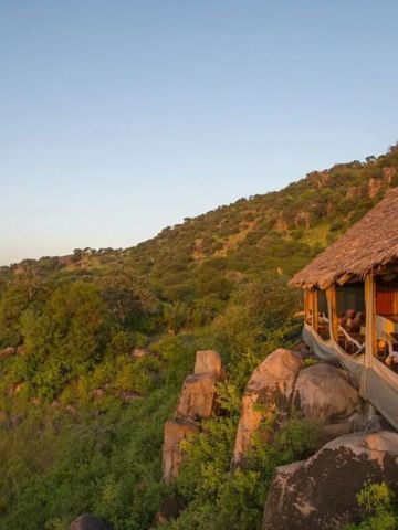 Bungalow auf Felsen in der Serengeti mit Fernblick über die Landschaft
