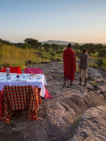 Frühstückstisch im Freien mit Ausblick auf die Serengeti