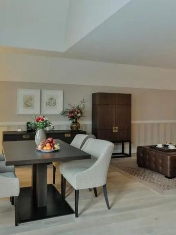 Geräumiger Wohnbereich mit Esstisch und stilvollen Möbeln