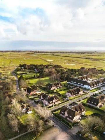 Luftaufnahme der idyllischen Landschaft und Architektur des Resorts auf Sylt