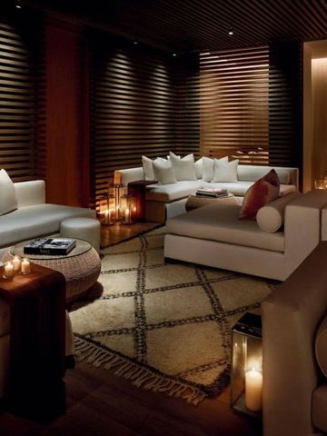 Gemütliche Lounge mit Kerzenlicht und luxuriösen Sitzmöglichkeiten