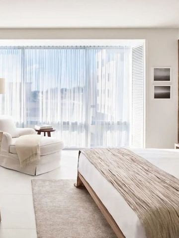 Helles Zimmer mit modernem Dekor und großen Fenstern