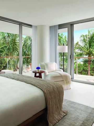 Zimmer mit Ausblick auf tropische Vegetation und Meer