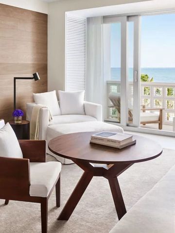 Modernes Zimmer mit Meerblick und stilvollem Interieur