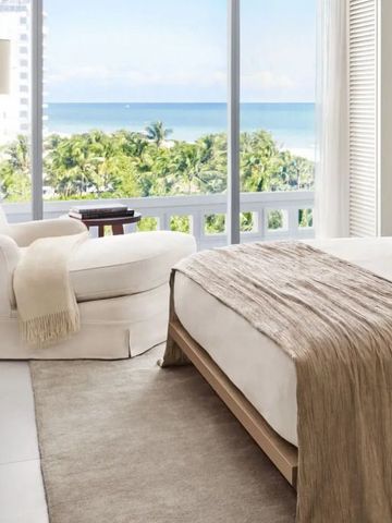 Luxuriöses Hotelzimmer mit Meerblick. Heller Raum mit großem Fenster und bequemen Möbeln.