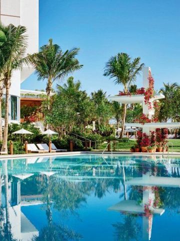 Eleganter Poolbereich mit Palmen im Miami Beach EDITION Hotel