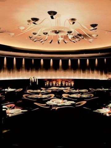 Luxuriöses Restaurant mit stilvollem Dekor und eindrucksvollem Kronleuchter