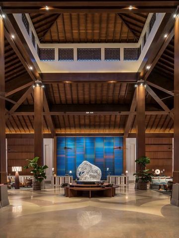 Große und eindrucksvolle Lobby mit Holzdekor im Shangri-La Hambantota.
