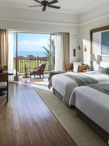 Luxuriöses Zimmer mit zwei Betten und Balkon mit Meerblick