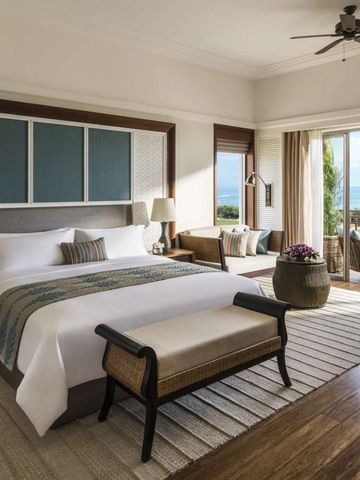 Helles Schlafzimmer mit großem Bett und Balkon zur Meerseite