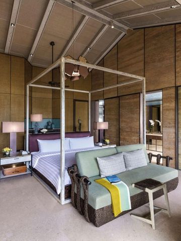 Moderne Suite mit Himmelbett und stilvollen Holzakzenten