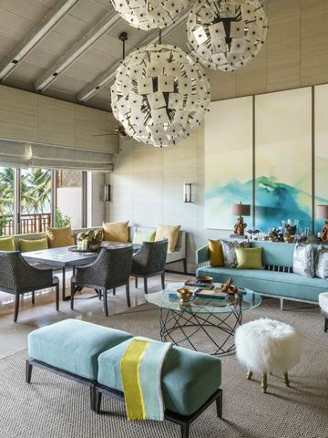 Luxuriöses Wohnzimmer mit modernen Möbeln und Blick auf Palmen im Shangri-La Hambantota