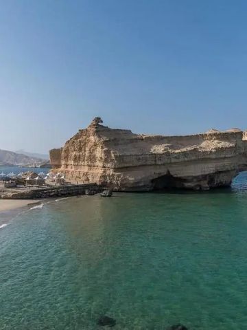 Türkisblaues Wasser und Felsformationen in der Nähe des Shangri-La Al Husn Hotels