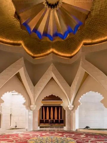 Detailreiche, elegante Hotellobby mit kunstvollen Decken und Bögen