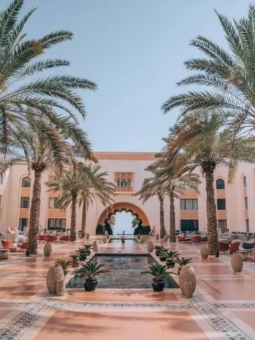 Innenhof des Shangri-La Al Husn in Muscat mit Palmen und Brunnen