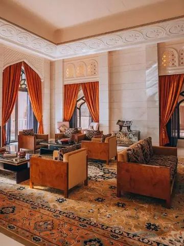 Luxuriöse Lounge im Shangri-La Al Husn mit orientalischen Designelementen