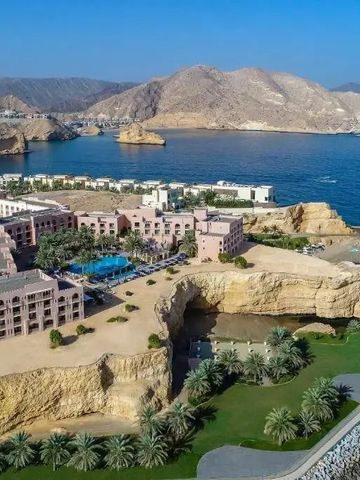 Luftaufnahme des Shangri-La Al Husn in Muscat umgeben von Bergen und Meer