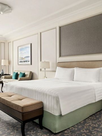 Geräumiges Gästezimmer mit Kingsize-Bett und stilvoller Einrichtung im Shangri-La Bosphorus