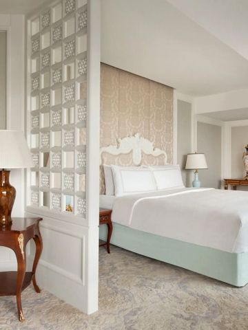 Luxuriöses Schlafzimmer mit dekorativen Elementen und eleganten Möbeln