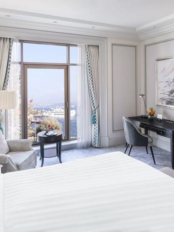Elegantes Hotelzimmer mit großem Fenster und Blick auf den Bosporus.
