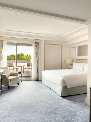 Helles Zimmer mit Balkon und Blick ins Grüne.