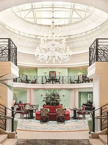 Elegante Lobby mit großem Kronleuchter und großzügiger Sitzgelegenheit im Shangri-La Paris.