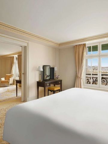 Luxuriöses Gästezimmer mit großen Fenstern und Blick auf die Stadt im Shangri-La Paris.