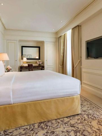 Elegantes Zimmer im Shangri-La Paris mit stilvollem Dekor und großem Doppelbett.