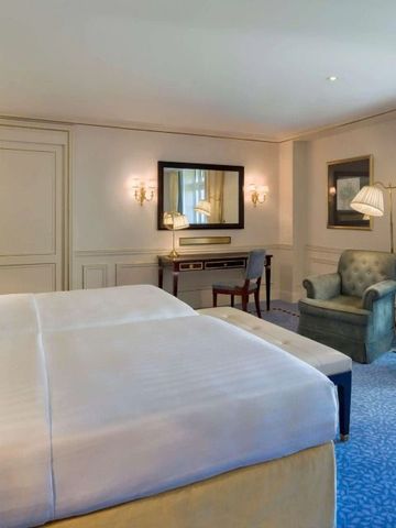 Geräumiges, edel eingerichtetes Zimmer mit Sitzecke und luxuriösen Details im Shangri-La Paris.