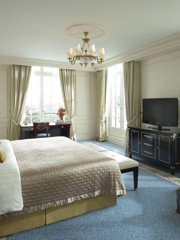 Geräumiges Hotelzimmer mit eleganten Möbeln und viel natürlichem Licht