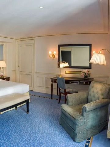 Stilvolles Zimmer mit komfortabler Sitzecke und Schreibtisch