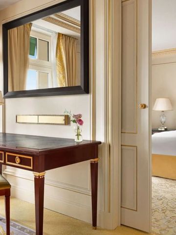 Eleganter Schreibtischbereich im Hotelzimmer mit klassischem Spiegel