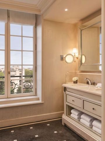 Badezimmer mit Blick auf den Eiffelturm und eleganter Einrichtung