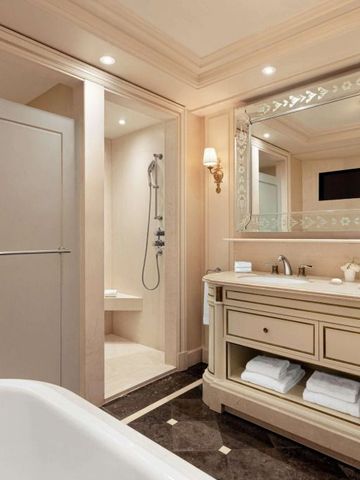 Luxuriöses Badezimmer mit großen Spiegeln und eleganter Beleuchtung