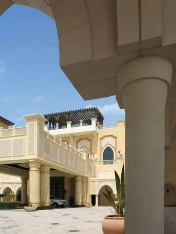 Architektonisch beeindruckende Eingangshalle mit Säulen und Bögen