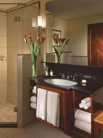 Luxuriöses Badezimmer mit modernen Armaturen und schöner Beleuchtung