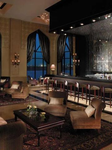 Luxuriöse Hotelbar mit erstklassigem Design und gemütlicher Atmosphäre