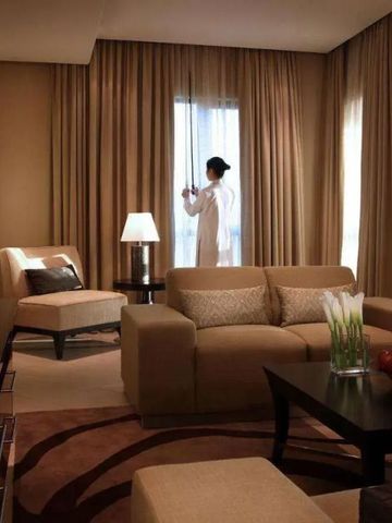 Zimmerlounge mit Sitzbereich und gemütlicher Beleuchtung