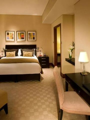 Modernes Doppelzimmer mit stilvoller Gestaltung und Arbeitsbereich