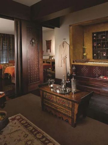 Orientalisch dekorierter Ruheraum mit exotischen Akzenten und warmen Farben