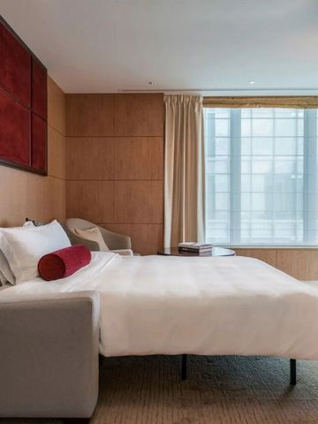 Modernes Hotelzimmer mit eleganter Einrichtung und großen Fenstern