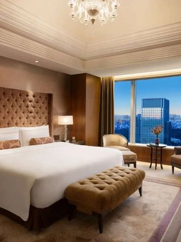 Luxuriöses Schlafzimmer mit Aussicht auf die Skyline von Tokyo im Shangri-La