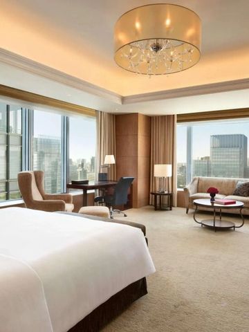 Luxuriöses Hotelzimmer mit Panoramafenstern und elegantem Design