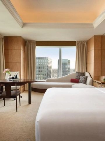 Schickes Zimmer mit Sitzbereich und atemberaubender Aussicht